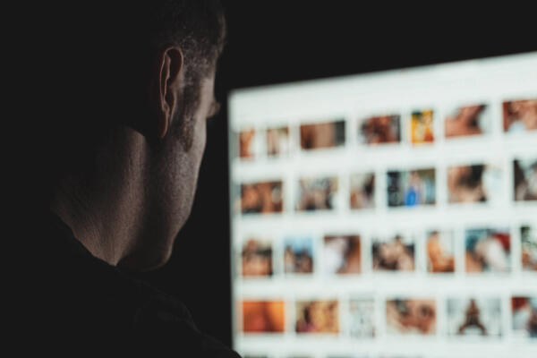 Malware mới đợi bạn “lướt web người lớn”, rồi bí mật ghi hình webcam